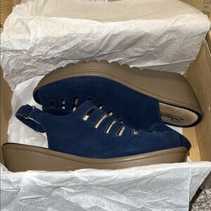 EUC Skechers Navy Blue Cutout Wedge Slingback Sandals W/Box